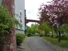 Hundertwasser Schule in Wittenberg Durchgang