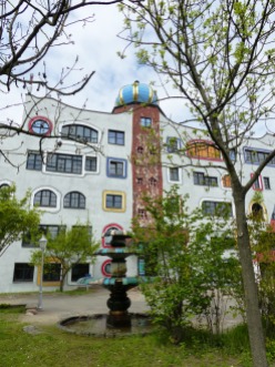 Hundertwasser Schule in Wittenberg Brunnen auf dem Schulhof